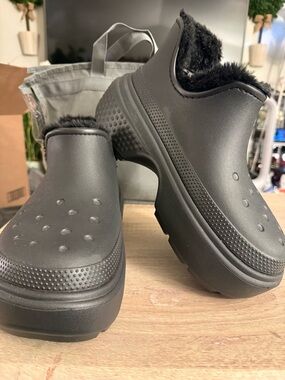 NWOT Crocs Fur lined stomp boots